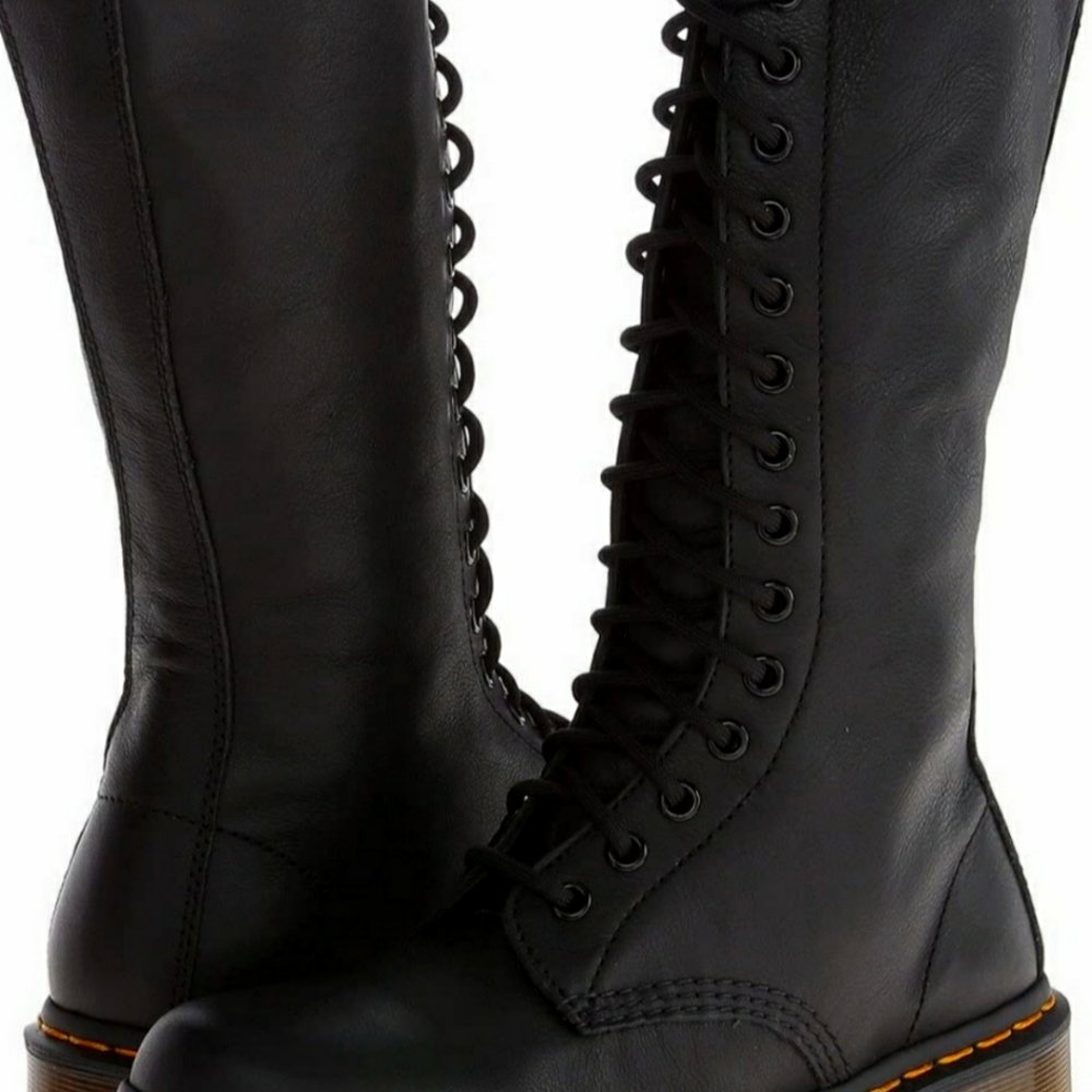 NWOB Dr. Martens, Women’s 1B99 14-Eye Lace Up Leather Boots Size 8
